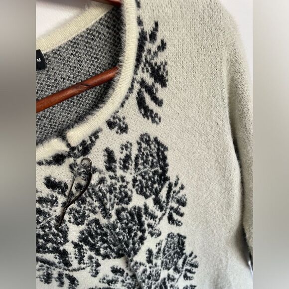 Unique woman’s black and white sweater size small - Picture 5 of 5